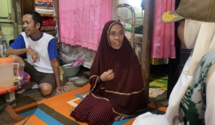 Miris! Tak Miliki WC, Warga Sungai Baru Bab Dibungkus Plastik