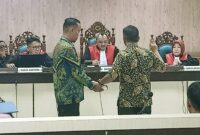 SAKSI BERSUMPAH – Kepala Dinas Pekerjaan Umum dan Penataan Ruang (PUTR) Kabupaten Hulu Sungai Utara (HSU), Amos Silitonga, saat diambil sumpah sebelum memberikan keterangan sebagai saksi dalam sidang dugaan pemerasan dan gratifikasi dengan terdakwa mantan pejabat Kejari HSU di Pengadilan Tipikor Banjarmasin, Kamis (2/7/2026). (foto: Filarianti)


