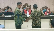 SAKSI BERSUMPAH – Kepala Dinas Pekerjaan Umum dan Penataan Ruang (PUTR) Kabupaten Hulu Sungai Utara (HSU), Amos Silitonga, saat diambil sumpah sebelum memberikan keterangan sebagai saksi dalam sidang dugaan pemerasan dan gratifikasi dengan terdakwa mantan pejabat Kejari HSU di Pengadilan Tipikor Banjarmasin, Kamis (2/7/2026). (foto: Filarianti)