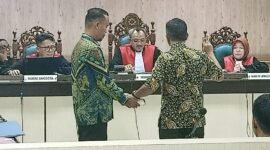 SAKSI BERSUMPAH – Kepala Dinas Pekerjaan Umum dan Penataan Ruang (PUTR) Kabupaten Hulu Sungai Utara (HSU), Amos Silitonga, saat diambil sumpah sebelum memberikan keterangan sebagai saksi dalam sidang dugaan pemerasan dan gratifikasi dengan terdakwa mantan pejabat Kejari HSU di Pengadilan Tipikor Banjarmasin, Kamis (2/7/2026). (foto: Filarianti)


