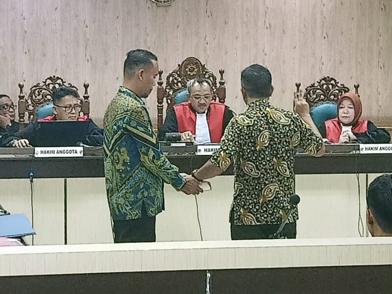 SAKSI BERSUMPAH – Kepala Dinas Pekerjaan Umum dan Penataan Ruang (PUTR) Kabupaten Hulu Sungai Utara (HSU), Amos Silitonga, saat diambil sumpah sebelum memberikan keterangan sebagai saksi dalam sidang dugaan pemerasan dan gratifikasi dengan terdakwa mantan pejabat Kejari HSU di Pengadilan Tipikor Banjarmasin, Kamis (2/7/2026). (foto: Filarianti)


