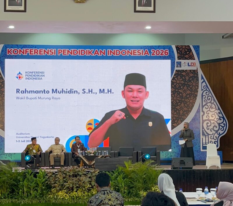 Wakil Bupati Murung Raya saat menerima penghargaan Tunas Inspirasi pada Konferensi Pendidikan Indonesia (KPI) 2026 (foto: istimewa)