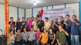 Anggota DPRD Kabupaten Murung Raya Bebie saat berdialog dengan warga pada kegiatan reses di Desa Saruhung, Kecamatan Tanah Siang, yang turut dihadiri masyarakat Desa Soloi dan Desa Kolam untuk menyampaikan berbagai aspirasi pembangunan. (foto: istimewa)