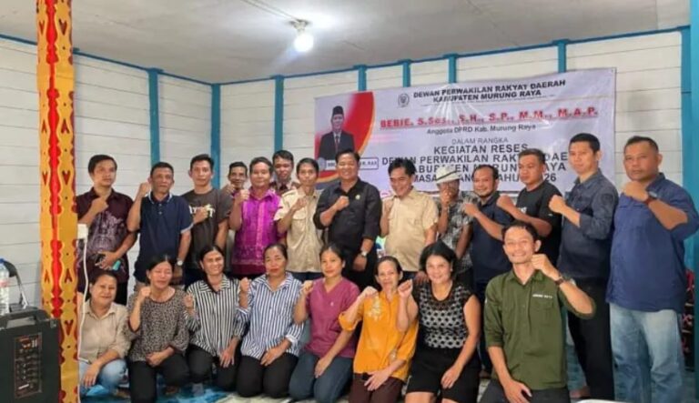 Anggota DPRD Kabupaten Murung Raya Bebie saat berdialog dengan warga pada kegiatan reses di Desa Saruhung, Kecamatan Tanah Siang, yang turut dihadiri masyarakat Desa Soloi dan Desa Kolam untuk menyampaikan berbagai aspirasi pembangunan. (foto: istimewa)