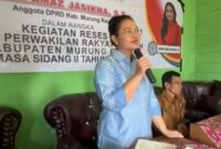 Anggota DPRD Kabupaten Murung Raya Kabik Amaz Jasikha saat berdialog dengan masyarakat pada kegiatan reses di Desa Olung Soloi, Kecamatan Tanah Siang. (foto: Maya)