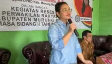 Anggota DPRD Kabupaten Murung Raya Kabik Amaz Jasikha saat berdialog dengan masyarakat pada kegiatan reses di Desa Olung Soloi, Kecamatan Tanah Siang. (foto: Maya)