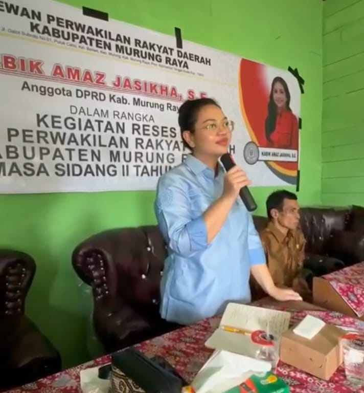 Anggota DPRD Kabupaten Murung Raya Kabik Amaz Jasikha saat berdialog dengan masyarakat pada kegiatan reses di Desa Olung Soloi, Kecamatan Tanah Siang. (foto: Maya)