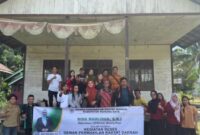 Wakil Ketua I DPRD Kabupaten Murung Raya Dina Maulidah saat berdialog dengan masyarakat pada kegiatan reses di Desa Dirung Pundu dan Desa Dirung Pinang, Kecamatan Laung Tuhup. (foto: Maya)