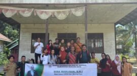 Wakil Ketua I DPRD Kabupaten Murung Raya Dina Maulidah saat berdialog dengan masyarakat pada kegiatan reses di Desa Dirung Pundu dan Desa Dirung Pinang, Kecamatan Laung Tuhup. (foto: Maya)