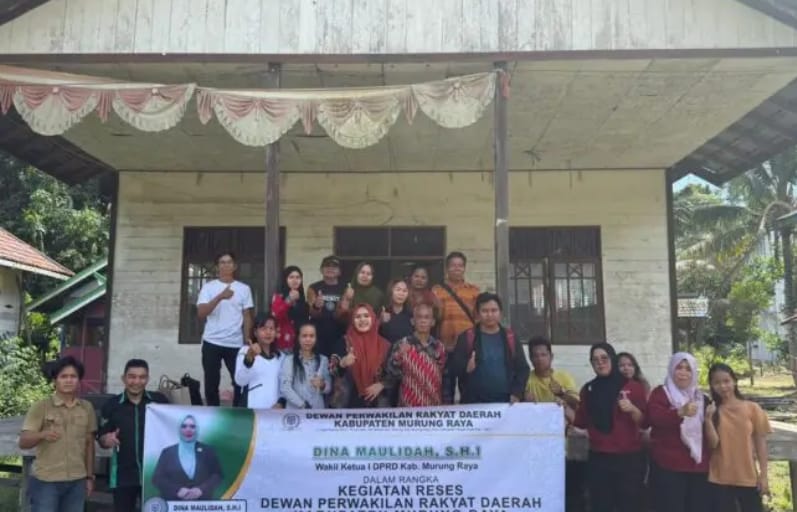 Wakil Ketua I DPRD Kabupaten Murung Raya Dina Maulidah saat berdialog dengan masyarakat pada kegiatan reses di Desa Dirung Pundu dan Desa Dirung Pinang, Kecamatan Laung Tuhup. (foto: Maya)