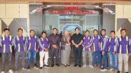 Wakil Ketua I DPRD Murung Raya Dina Maulidah didampingi Ketua Komisi II Bebie dan anggota DPRD Mariyanto saat menerima aspirasi karyawan PT Bagas Bumi Persada (BBP). (foto: istimewa)