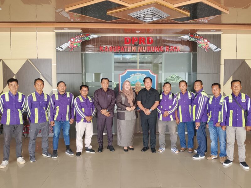 Wakil Ketua I DPRD Murung Raya Dina Maulidah didampingi Ketua Komisi II Bebie dan anggota DPRD Mariyanto saat menerima aspirasi karyawan PT Bagas Bumi Persada (BBP). (foto: istimewa)