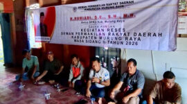 Ketua DPRD Kabupaten Murung Raya H. Rumiadi, SE., SH., MH., saat berdialog dengan warga Desa Tumbang Baloi dalam kegiatan reses Masa Sidang II Tahun 2026. (foto: istimewa)