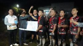 Ketua Komisi II DPRD Kabupaten Murung Raya Bebie(kiri) bersama tim Sepak Sawut Mura (foto: istimewa)