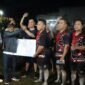 Ketua Komisi II DPRD Kabupaten Murung Raya Bebie(kiri) bersama tim Sepak Sawut Mura (foto: istimewa)