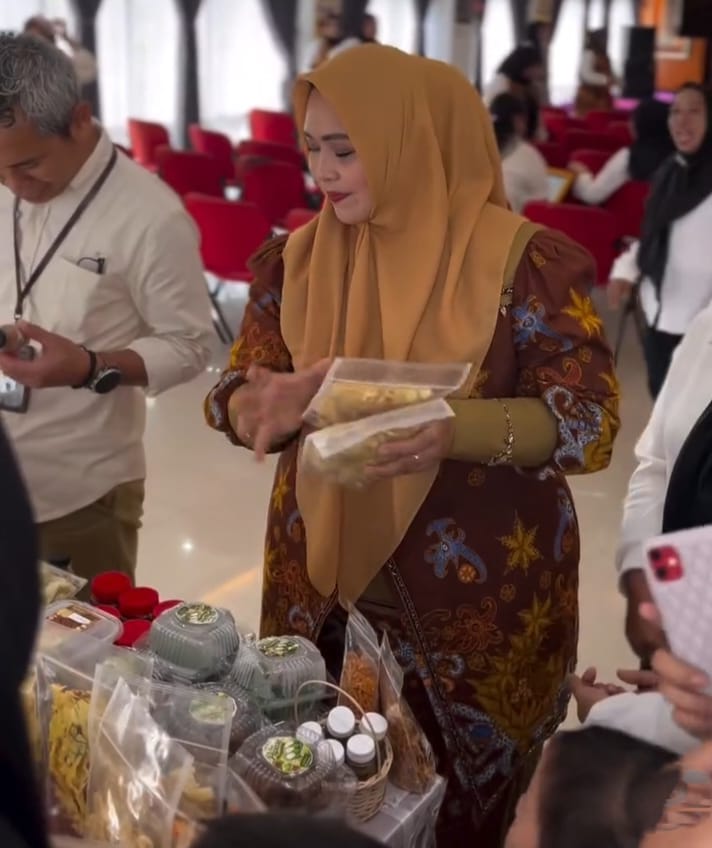 Wakil Ketua I DPRD Kabupaten Murung Raya Dina Maulidah saat penutupan kegiatan UPPKA Naik Kelas di aula gedung B (foto: istimewa)