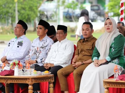 Wakil Ketua I DPRD Kabupaten Murung Raya Dina Maulidah (ujung kanan)