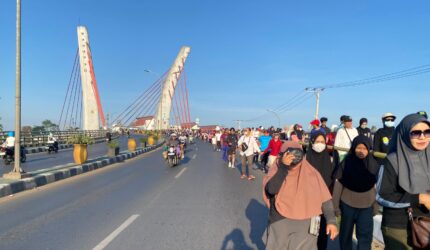 Ribuan Warga Antusias Ikuti Jalan Santai Meriahkan Ulang tahun ke-45 UNISKA
