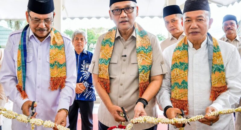 Gubernur Kalsel : Komitmen Pemerintah Meningkatkan Kualitas Pelayanan Masyarakat, Gedung Baru Asrama Haji Diresmikan (foto:adpim)