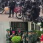 PENGAMANAN KETAT – Personel Brimob bersenjata lengkap disiagakan di Markas Polda Metro Jaya bersama kendaraan taktis menyusul pengamanan barang bukti perkara korupsi (atas). Sementara personel TNI melakukan pengamanan di rumah dinas Jaksa Agung Muda Tindak Pidana Khusus (Jampidsus) Kejaksaan Agung, Febrie Adriansyah, di Jakarta (bawah). (foto: kolase/berbagai sumber)