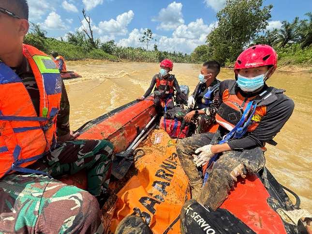 KORBAN DITEMUKAN – Tim SAR Gabungan akhirnya menemukan korban dalam keadaan meninggal dunia pada Senin (13/7/2026), sekitar 7,5 kilometer dari lokasi kejadian. (foto: istimewa)