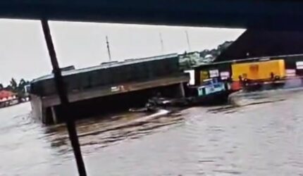 Lepas Kendali, Tongkang milik PT MBP Tabrak Kapal Kayu Muatan Pupuk hingga Tenggelam
