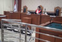 PUTUSAN PRAPERADILAN – Hakim tunggal Rustam Parhutan SH membacakan putusan praperadilan yang diajukan Naufal Azmi Fawwaz terhadap Polresta Banjarmasin di Pengadilan Negeri Banjarmasin. (foto: Istimewa)