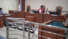 PUTUSAN PRAPERADILAN – Hakim tunggal Rustam Parhutan SH membacakan putusan praperadilan yang diajukan Naufal Azmi Fawwaz terhadap Polresta Banjarmasin di Pengadilan Negeri Banjarmasin. (foto: Istimewa)