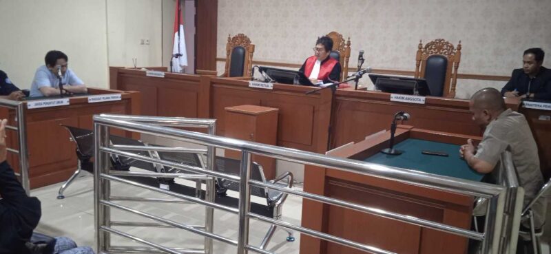 PUTUSAN PRAPERADILAN – Hakim tunggal Rustam Parhutan SH membacakan putusan praperadilan yang diajukan Naufal Azmi Fawwaz terhadap Polresta Banjarmasin di Pengadilan Negeri Banjarmasin. (foto: Istimewa)