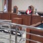 PUTUSAN PRAPERADILAN – Hakim tunggal Rustam Parhutan SH membacakan putusan praperadilan yang diajukan Naufal Azmi Fawwaz terhadap Polresta Banjarmasin di Pengadilan Negeri Banjarmasin. (foto: Istimewa)