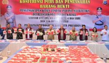 MUSNAHKAN BARANG BUKTI –  Kapolda Kalsel Irjen DR Rosyanto Yudha Hermawan didampingi Gubernur Kalsel H Muhidin dan Anggota Komisi III DPR RI Habib Aboe Bakar serta jajaran Forkompinda lainnya (foto: Iman S/ , Istimewa)