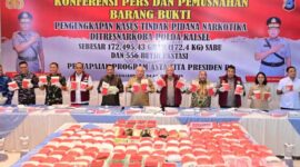 MUSNAHKAN BARANG BUKTI –  Kapolda Kalsel Irjen DR Rosyanto Yudha Hermawan didampingi Gubernur Kalsel H Muhidin dan Anggota Komisi III DPR RI Habib Aboe Bakar serta jajaran Forkompinda lainnya (foto: Iman S/ , Istimewa)