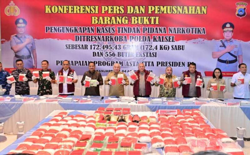 MUSNAHKAN BARANG BUKTI –  Kapolda Kalsel Irjen DR Rosyanto Yudha Hermawan didampingi Gubernur Kalsel H Muhidin dan Anggota Komisi III DPR RI Habib Aboe Bakar serta jajaran Forkompinda lainnya (foto: Iman S/ , Istimewa)
