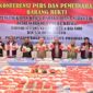 MUSNAHKAN BARANG BUKTI –  Kapolda Kalsel Irjen DR Rosyanto Yudha Hermawan didampingi Gubernur Kalsel H Muhidin dan Anggota Komisi III DPR RI Habib Aboe Bakar serta jajaran Forkompinda lainnya (foto: Iman S/ , Istimewa)