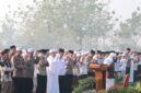 SHALAT ISTISQA – Kapolda Kalsel Irjen Pol Rosyanto Yudha Hermawan bersama Forkopimda, pejabat Polda Kalsel, tokoh agama dan masyarakat mengikuti Shalat Istisqa untuk memohon turunnya hujan di tengah kemarau panjang, Rabu (19/8/2026). (foto:istimewa)
