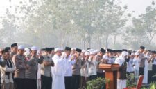 SHALAT ISTISQA – Kapolda Kalsel Irjen Pol Rosyanto Yudha Hermawan bersama Forkopimda, pejabat Polda Kalsel, tokoh agama dan masyarakat mengikuti Shalat Istisqa untuk memohon turunnya hujan di tengah kemarau panjang, Rabu (19/8/2026). (foto:istimewa)
