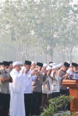 Polda Kalsel Bersama Forkopimda dan Masyarakat Gelar Shalat Istisqa di Tengah Kemarau Panjang