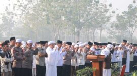 SHALAT ISTISQA – Kapolda Kalsel Irjen Pol Rosyanto Yudha Hermawan bersama Forkopimda, pejabat Polda Kalsel, tokoh agama dan masyarakat mengikuti Shalat Istisqa untuk memohon turunnya hujan di tengah kemarau panjang, Rabu (19/8/2026). (foto:istimewa)
