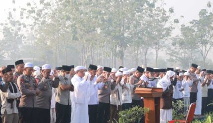 Polda Kalsel Bersama Forkopimda dan Masyarakat Gelar Shalat Istisqa di Tengah Kemarau Panjang