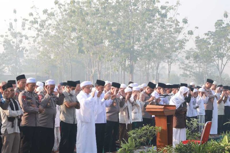 SHALAT ISTISQA – Kapolda Kalsel Irjen Pol Rosyanto Yudha Hermawan bersama Forkopimda, pejabat Polda Kalsel, tokoh agama dan masyarakat mengikuti Shalat Istisqa untuk memohon turunnya hujan di tengah kemarau panjang, Rabu (19/8/2026). (foto:istimewa)
