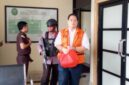 Mantan Kejari HSU Albertinus Parlinggoman Napitupulu dibawa kembali ke mobil tahanan  usai sidang lanjutan di PN Banjarmasin Tipikor dengan agenda   tuntutan JPU  (Foto  Istimewa)