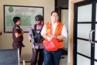 Mantan Kejari HSU Albertinus Parlinggoman Napitupulu dibawa kembali ke mobil tahanan  usai sidang lanjutan di PN Banjarmasin Tipikor dengan agenda   tuntutan JPU  (Foto  Istimewa)