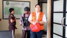Mantan Kejari HSU Albertinus Parlinggoman Napitupulu dibawa kembali ke mobil tahanan usai sidang lanjutan di PN Banjarmasin Tipikor dengan agenda tuntutan JPU (Foto Istimewa)