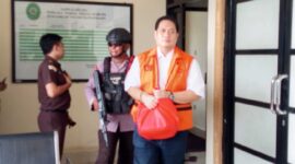 Mantan Kejari HSU Albertinus Parlinggoman Napitupulu dibawa kembali ke mobil tahanan  usai sidang lanjutan di PN Banjarmasin Tipikor dengan agenda   tuntutan JPU  (Foto  Istimewa)