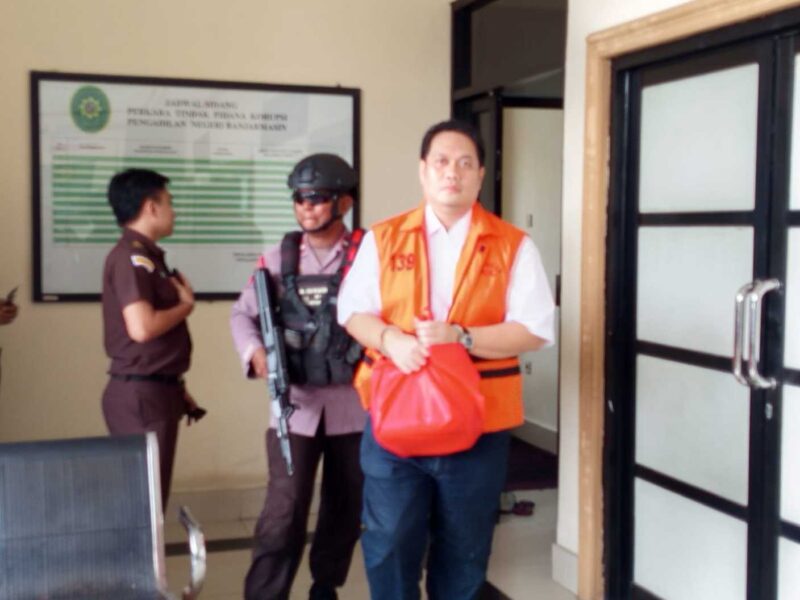 Mantan Kejari HSU Albertinus Parlinggoman Napitupulu dibawa kembali ke mobil tahanan  usai sidang lanjutan di PN Banjarmasin Tipikor dengan agenda   tuntutan JPU  (Foto  Istimewa)