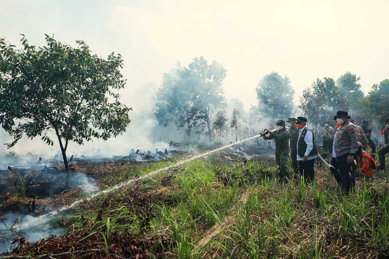 KARHUTLA KALSEL – Prajurit Korem 101/Antasari bersama tim gabungan melakukan pemadaman kebakaran hutan dan lahan (karhutla) di sejumlah wilayah Kalimantan Selatan, Jumat (21/8/2026). Penanganan dilakukan di 17 titik dengan total luas lahan terbakar diperkirakan lebih dari 100 hektare. (foto:Penrem 101/Ant)
