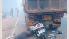 Jarak Pandang Terganggu Kabut Asap, Pemotor Tewas Tabrak Truk Dump

