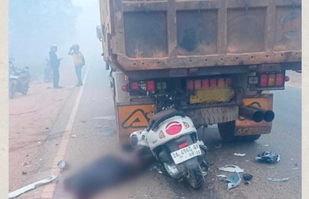 Jarak Pandang Terganggu Kabut Asap, Pemotor Tewas Tabrak Truk Dump
