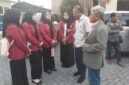 WEJANGAN MAHASISWA – Mantan Wakajati Kalsel Ahmat Yani SH MH bersama advokat senior Bujino A Salan SH MH berbincang dengan mahasiswa dan mahasiswi hukum. Selain mahasiswa yang magang di kantor Bujino, keduanya juga memberikan kesempatan kepada mahasiswa dan mahasiswi yang hanya menjalani magang di Pengadilan Tipikor Banjarmasin untuk belajar dan melihat langsung praktik hukum di kantor mereka tanpa dipungut biaya. (Foto: Mercy)