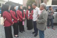 WEJANGAN MAHASISWA – Mantan Wakajati Kalsel Ahmat Yani SH MH bersama advokat senior Bujino A Salan SH MH berbincang dengan mahasiswa dan mahasiswi hukum. Selain mahasiswa yang magang di kantor Bujino, keduanya juga memberikan kesempatan kepada mahasiswa dan mahasiswi yang hanya menjalani magang di Pengadilan Tipikor Banjarmasin untuk belajar dan melihat langsung praktik hukum di kantor mereka tanpa dipungut biaya. (Foto: Mercy)